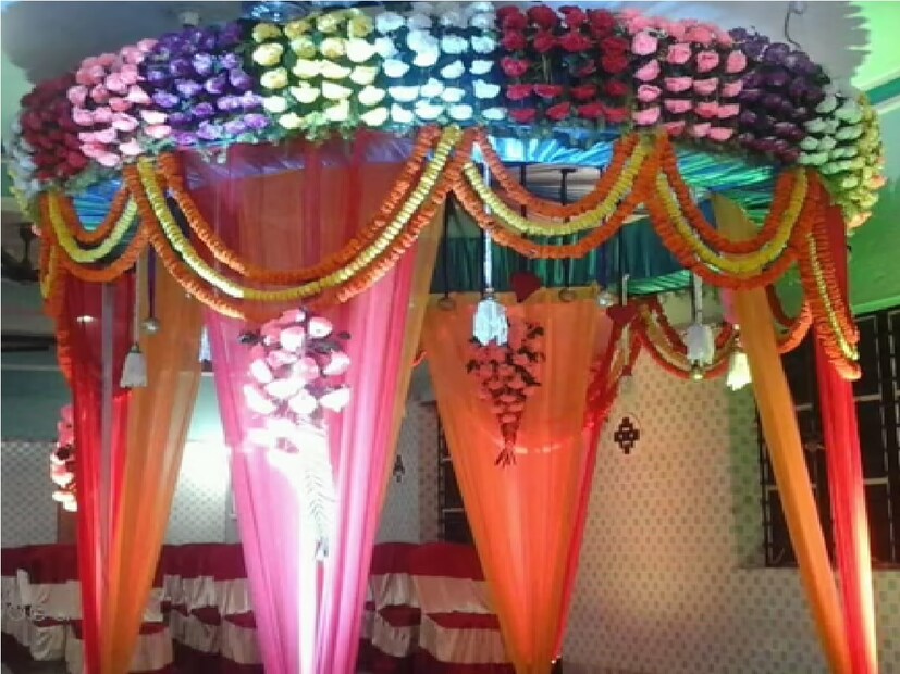 প্রসঙ্গত বর্তমান দিনে বিভিন্ন অনুষ্ঠানে সৃজনশীল ডেকোরেশন সকলের খুব পছন্দের। এখন সেই অর্থে ফুল দিয়ে তেমন সাজানো হয় না। ফুলের বদলে বিভিন্ন সৌখিন জিনিস যেমন কুলো, পাখা, থার্মোকল বিভিন্ন প্লাস্টিক ফুল দিয়ে সাজানো হচ্ছে। জন্ম, মৃত্যু এবং বিবাহ প্রধান তিনটি অনুষ্ঠানে ডেকোরেশন এখন সকলের কাছে খুব পছন্দের। শুধু তাই নয় বিভিন্ন পুজো অনুষ্ঠানেও প্যান্ডেল সাজানোর ক্ষেত্রে ব্যবহার করা হচ্ছে বিভিন্ন ধরনের নিত্য নতুন জিনিস। বিভিন্ন অনুষ্ঠানে প্যান্ডেলের পাশাপাশি বিভিন্ন ধরনের সৃজনশীল ডেকোরেশনে সাজিয়ে তোলা হয় চারিদিক। শুধু তাই নয় ছোট বাচ্চা হলে তার অন্নপ্রাশন, জন্মদিন এমনকি বিভিন্ন অনুষ্ঠানে সাজানো হচ্ছে এই সকল জিনিস দিয়ে। মানুষের পছন্দমত নিত্যনৈমিত্তিক ক্ষেত্রে নানান সৃজনশীল ভাবনাচিন্তা ফুটিয়ে তুলেছে এই দুই ভাই। শুধু সামাজিক অনুষ্ঠান নয় বিভিন্ন প্যান্ডেলেও থিমের কাজ করে তারা।
