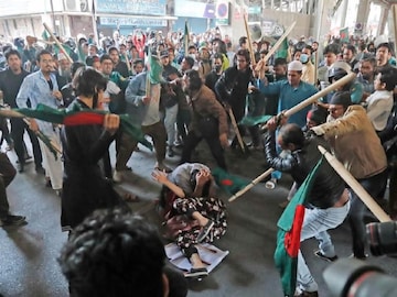 এটাই বাংলাদেশের আসল রূপ! রক্তে ভেসে গেল ঢাকার রাজপথ, ছেলে-মেয়ে সকলকে বেদম মার এটাই বাংলাদেশের আসল রূপ! রক্তে ভেসে গেল ঢাকার রাজপথ, ছেলে-মেয়ে সকলকে বেদম মার