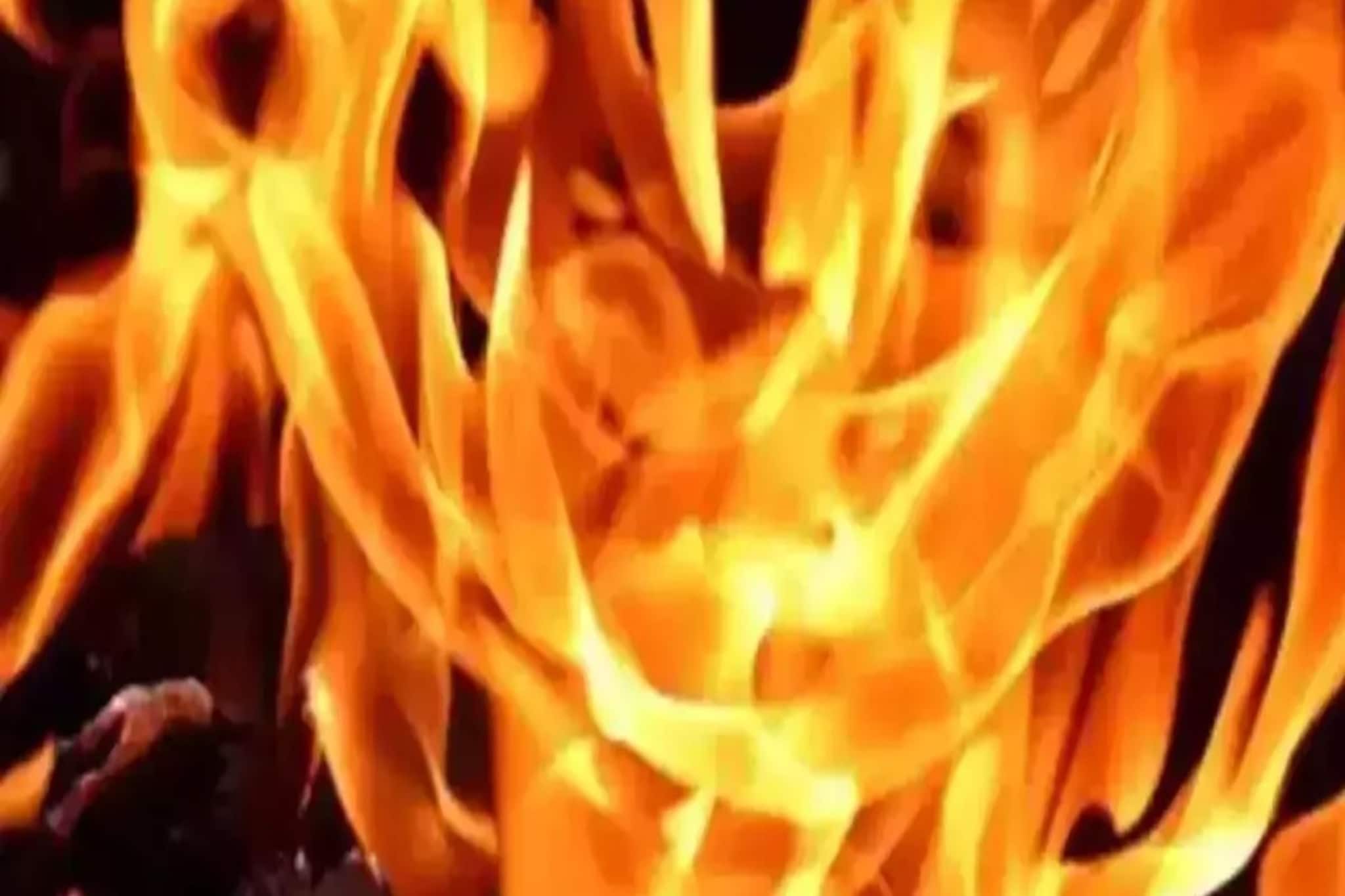 আগুনে ভস্মিভূত মাটির দোতলা বাড়ি! খড়ের ছাউনি থাকায় দ্রুত ছড়ায় আগুন