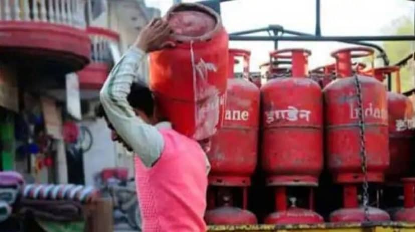 ঘরোয়া সিলিন্ডারের দাম একই থাকছে: দীর্ঘদিন পর বাণিজ্যিক সিলিন্ডারের দাম কমানো হলেও ১৪.২ কেজির ঘরোয়া সিলিন্ডারের দাম একই থাকছে। কোনও পরিবর্তন হয়নি। দামের তালিকা অনুযায়ী, দিল্লিতে ঘরোয়া সিলিন্ডার বিক্রি হচ্ছে ৮০৩ টাকায়। কলকাতায় দাম যাচ্ছে ৮২৯ টাকা। মুম্বইতে দাম ৮০২.৫০ টাকা। চেন্নাইতে বিক্রি হচ্ছে ৮১৮.৫০ টাকায়।