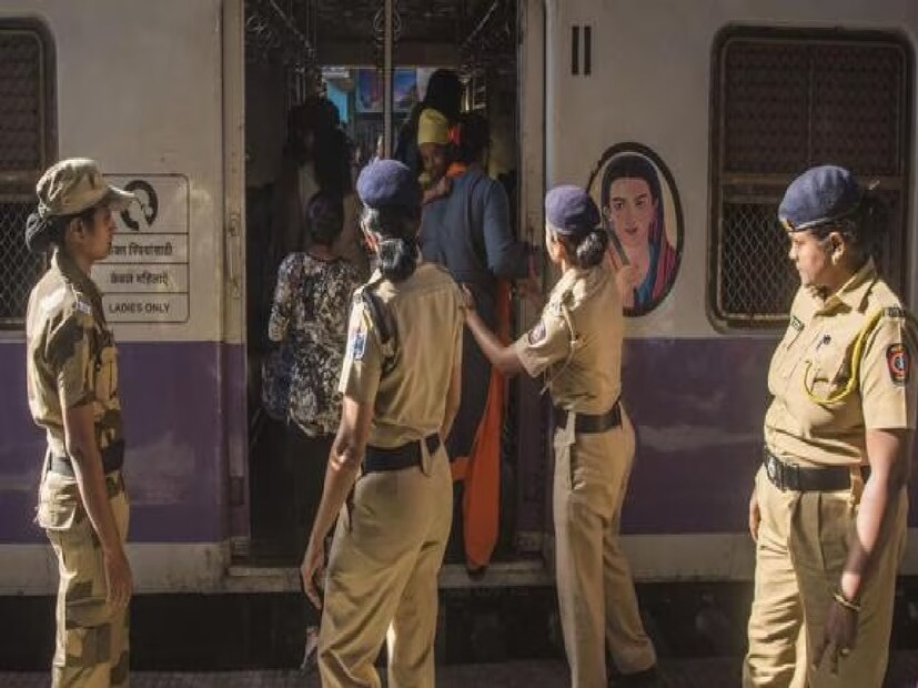 ভারতীয় রেল ক্রমাগত সম্প্রসারিত হচ্ছে। যেসব এলাকায় মানুষ এখনও এই সুবিধা থেকে বঞ্চিত ছিলেন সেখানেও ট্রেন পরিষেবা দেওয়ার ব্যবস্থা করা হচ্ছে। প্রতিদিন লক্ষ লক্ষ মানুষ ট্রেনে সফর করেন। তাঁদের নিরাপত্তার দায়িত্ব রেলওয়ের উপর। এর জন্য হাজার হাজার GRP এবং RPF জওয়ান মোতায়েন করা হয়েছে।   Indian railway News 12 year old girl rescued from Ghansoli Maharashtra rail station GRP asked who are you then the shocking truth revealed