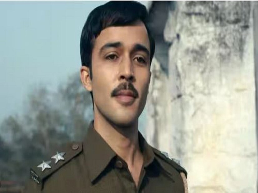 বছর শুরুতেই একের পর এক ধামাকা ওটিটি-তে! লাইমলাইট নেটফ্লিক্সের নতুন সিরিজ, পরিচালক বিক্রমাদিত্য মোতওয়ানির 'ব্ল্যাক ওয়ারেন্ট'! এই সিরিজের হাত ধরেই তাক লাগালেন জাহান কাপুর। তিহাড় জেলের এএসপি সুনীল কুমার গুপ্তের ভূমিকায় জাহান কাপুরের অভিনয় ইতিমধ্যেই সাড়া ফেলেছে! জানেন, কে এই জাহান কাপুর?