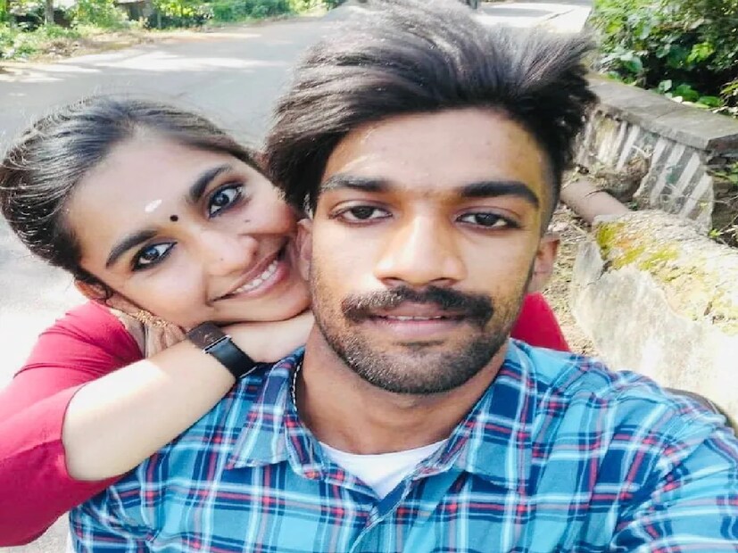 জানিয়ে রাখি, স্বাধীন ভারতে এখন পর্যন্ত মাত্র দুইজন নারীকে মৃত্যুদণ্ড দেওয়া হয়েছে। এখন কেরালার থিরুভনন্তপুরম জেলার নেয়াত্তিঙ্কারা আদালত ২৪ বছর বয়সি গ্রিশমাকে তাঁর প্রেমিক শ্যারন রাজের হত্যার দায়ে মৃত্যুদণ্ড দিয়েছে।  