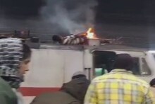 হাওড়া স্টেশনে ট্রেনের ইঞ্জিনের মাথায় যুবক, মুহূর্তে জ্বলেপুড়ে খাক!