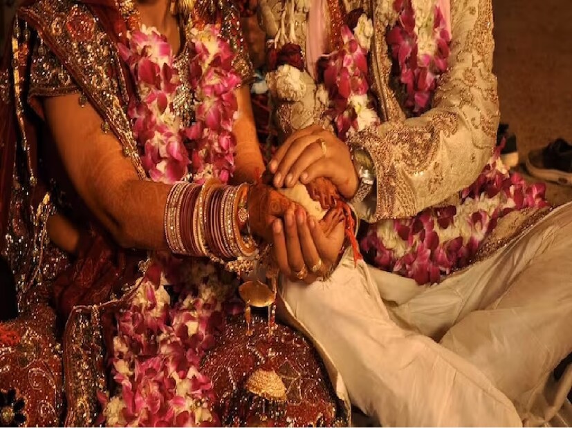 কয়েকদিন পরে, মধ্যস্থতাকারী জানায় যে সম্পর্ক চূড়ান্ত হয়েছে। ৩ জানুয়ারি গোরখপুরের খজনি থানার ভারোহিয়া গ্রামের মন্দিরে বিয়ে করার কথা হয়। কমলেশ কুমার মধ্যস্থতাকারীকে বিশ্বাস করে পুরো পরিবার নিয়ে গোরখপুরে বিয়ে করতে আসেন। মন্দিরে পৌঁছানোর পরে দেখা যায়, নববধূ তার মায়ের সঙ্গে সাতপাকে বাঁধা পড়ার জন্য এসেছেন। বিয়ের প্রস্তুতি শুরু হয়। কমলেশ নববধূকে বিয়ের পোশাক, মেকআপ সামগ্রী, নতুন শাড়ি ও গয়না দেন।