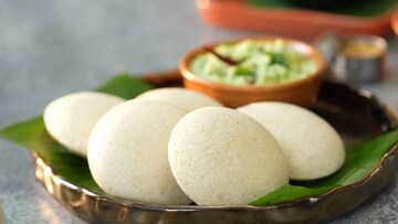 হেলদি ব্রেকফাস্ট ইডলি,'স্ট্যান্ড-মেকার' ছাড়াই ৫মিনিটের রেসিপি, গরম গরম পাত দিন