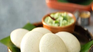 ইডলি সেদ্ধ হয়ে গেলে ৩-৫ মিনিট ঠান্ডা হতে দিন। এরপর একটি চামচ দিয়ে সহজেই তুলতে পারবেন। নারকেল চাটনি বা গরম সাম্বার সহযোগে পরিবেশন করুন।