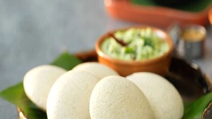 ইডলি সেদ্ধ হয়ে গেলে ৩-৫ মিনিট ঠান্ডা হতে দিন। এরপর একটি চামচ দিয়ে সহজেই তুলতে পারবেন। নারকেল চাটনি বা গরম সাম্বার সহযোগে পরিবেশন করুন। ইডলি সেদ্ধ হয়ে গেলে ৩-৫ মিনিট ঠান্ডা হতে দিন। এরপর একটি চামচ দিয়ে সহজেই তুলতে পারবেন। নারকেল চাটনি বা গরম সাম্বার সহযোগে পরিবেশন করুন।