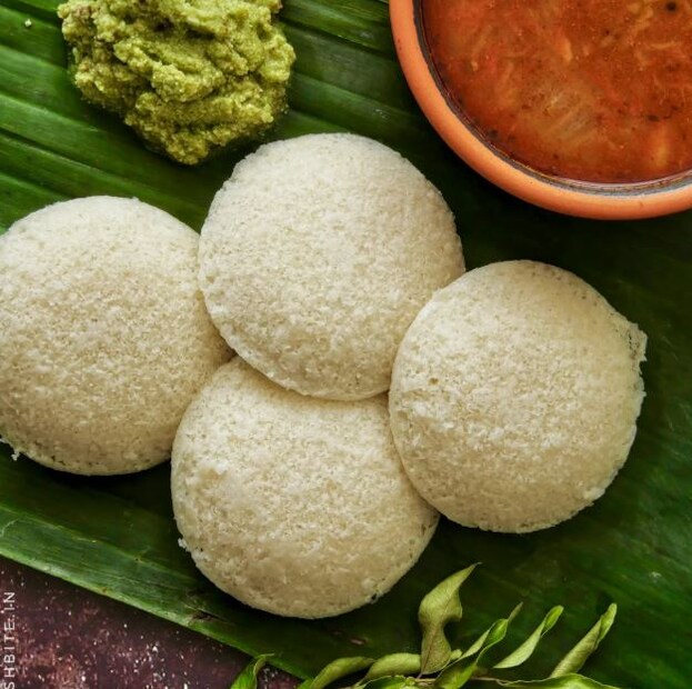 প্রয়োজন মতো জল যোগ করে মসৃণ সামঞ্জস্যের জন্য ডাল পিষে নিন৷ চালের ক্ষেত্রেও তাই করুন তবে কিছুটা মোটা রেখে দিন৷ উভয় ব্যাটার একসঙ্গে মিশ্রিত করুন, নুন যোগ করুন এবং মিশ্রণটি রাতারাতি বা ৪-১২ ঘণ্টা রেখে দিন৷ 