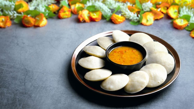 আপনার যদি ইডলি মেকার না থাকে তবে একটি বড় পাত্র বা স্টিমার ব্যবহার করুন৷ নীচে একটি স্ট্যান্ড বা ছোট বাটি রাখুন যাতে জলের স্তরের উপরে ইডলি ছাঁচগুলো ধরে রাখা যায়৷ 