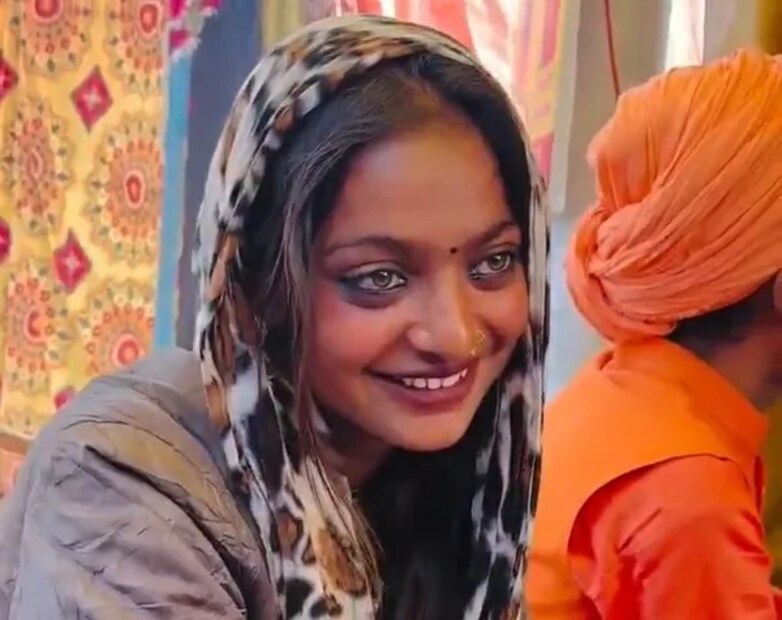 একজন অতি সাধারণ মেয়ে মহাকুম্ভ মেলায় এসে রাতারাতি যেন সেলিব্রেটি হয়ে গিয়েছেন। বর্তমানে মোনালিসার বয়স কত জানেন?