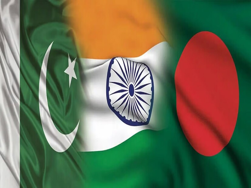 শনিবার মালদহে ভারত-বাংলাদেশ আন্তর্জাতিক সীমান্তে বাংলাদেশি অনুপ্রবেশকারীদের রুখে দিয়েছিল বিএসএফ। বাংলাদেশিদের অনুপ্রবেশ রুখতে সেখানে কাঁদানে গ্যাসের শেলও ফাটানো হয়। সংঘর্ষে বেশ কয়েকজন বাংলাদেশি জখম হন বলেও দাবি করা হয়েছে সেখানকার সংবাদমাধ্যমে। এই আবহে বিএসএফের বিরুদ্ধে ঢাকা বিশ্ববিদ্যালয়ে গভীর রাতে পড়ুয়ারা মিছিল বের করেন। 