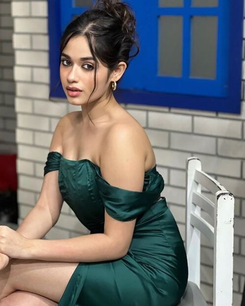 মাত্র ২৩ বছর বয়সী এই অভিনেত্রী জন্নত জুবায়েরের৷ খুব অল্প বয়সেই অতি পরিচিতি ও খ্যাতি অর্জন করেছেন তিনি। 
