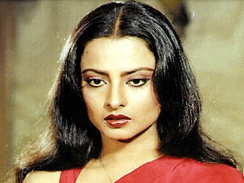তখন ১৯৬৯ সাল। দক্ষিণী তারকা পুষ্পবল্লী ও জেমিনি গণেশন-এর মেয়ে রেখা সিনেমা জগতে পা রেখেছেন। সাইন করেছেন প্রথম ছবি 'অঞ্জনা সফর', পরে যদিও ছবিটির নাম বদল করা হয় 'দো শিকারি'। ১৫ বছরের রেখার বিপরীতে ছিলেন বাঙালি নায়ক বিশ্বজিৎ চট্টোপাধ্যায়। বিশ্বজিতের বয়স তখন ৩২। প্রথম ছবির সেটেই যা অভিজ্ঞতা হয়েছিল, ভাবলে আজ-ও শিউরে ওঠেন এভারগ্রিন সুন্দরী