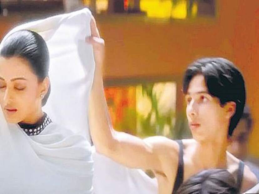 সুভাষ ঘাইয়ের 'তাল'-এও 'কহি আগ লাগে লগ যায়ে' গানে ঐশ্বর্য রাইয়ের ব্যাকগ্রাউন্ড ডান্সার হিসাবে ছিলেন শাহিদ কাপুর।