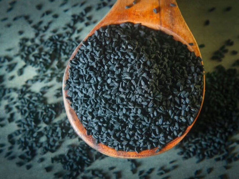 কালোজিরায় থাকা উচ্চ অ্যান্টিঅক্সিডেন্ট উপাদান বিভিন্ন রোগ থেকে রক্ষা করতে পারে।বেশ কিছু গবেষণায় দেখা গেছে যে, কালোজিরা খারাপ কোলেস্টেরল বা এলডিএল কমাতে সাহায্য করে।ক্যানসারের ঝুঁকি কমায় কালোজিরা।বিভিন্ন ধরনের ব্যাকটেরিয়া সংক্রমণের বিরুদ্ধে কার্যকর ভূমিকা রাখতে পারে কালোজিরা।কালোজিরায় থাকা সক্রিয় উপাদানগুলো প্রদাহ কমাতে সাহায্য করে।