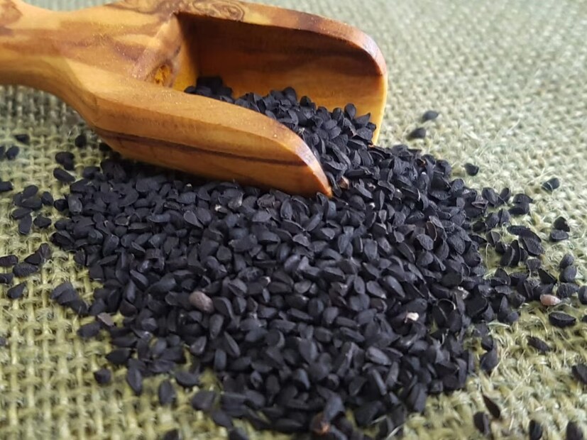 কালোজিরায় থাকা ক্যালসিয়াম ও আয়রন হাড় শক্ত করতে ও রক্তে হিমোগ্লোবিন ঠিক রাখতে সাহায্য করে।এক চা চামচ মধুর সঙ্গে এক চা চামচ কালোজিরার তেল মিশিয়ে খেলে সর্দি-কাশি থেকে রেহাই পাওয়া যায়। (তথ্য- পিয়া গুপ্তা) 