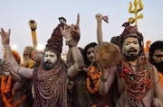 প্রয়াগরাজে হাড় কাঁপানো শীতে ঠান্ডা জলে স্নান সাধু-সন্যাসীদের