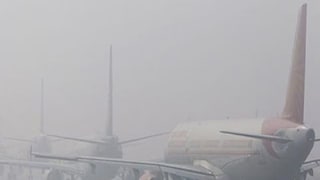 ঘন কুয়াশায় সাদা হয়ে গিয়েছে কলকাতা বিমানবন্দর! ব্যাহত বিমান পরিষেবা, কী অবস্থা দেখুন 