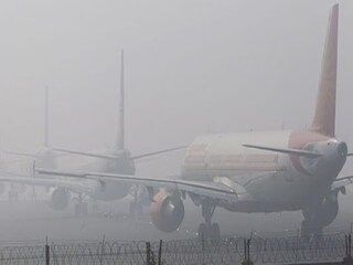 ঘন কুয়াশায় সাদা হয়ে গিয়েছে কলকাতা বিমানবন্দর! ব্যাহত বিমান পরিষেবা, কী অবস্থা দেখুন 