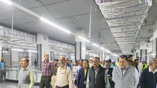 মাটির নীচে সবচেয়ে বড় মেট্রো স্টেশন। এশিয়া মহাদেশেও মাটির নীচে এত বড় মেট্রো স্টেশন খুব অল্প রয়েছে। সেই মস্ত বড় স্টেশন তৈরি হচ্ছে কলকাতায়! কলকাতা বিমানবন্দরে গড়ে উঠছে দেশের বৃহত্তম এই মেট্রো স্টেশন । স্টেশন তৈরির পাশাপাশি ইয়ার্ডও তৈরি করা হচ্ছে । কলকাতার মধ্যে থাকা চক্র রেলকে যুক্ত করা হয় বিমানবন্দরের সঙ্গে । 