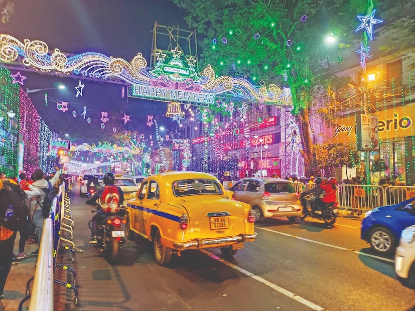 বর্ষ শেষের রাতে এক ধাক্কায় পারদ নামল অনেকটা। শীতের আমেজ ফিরল বর্ষবরণে। কলকাতায় ১৪ ডিগ্রির ঘরে তাপমাত্রা৷ কলকাতায় যখন এক ধাক্কায় ২-৩ ডিগ্রি সেলসিয়াস পারদ পতন তখন জেলায় আরও খানিকটা তাপমাত্রার পতন৷