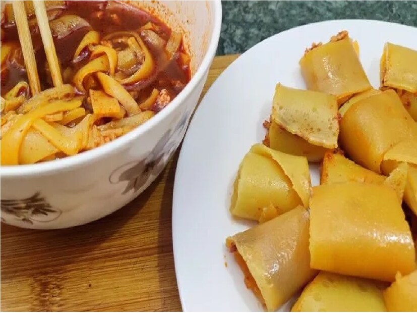  লাফিং প্রস্তুতকারক প্রজ্ঞা থাপা জানান, &quot;ভুটান এবং সংলগ্ন এলাকা, কালিম্পং এলাকাগুলিতে এই তিব্বতি খাবারের প্রচলন রয়েছে। গোর্খাদের অন্যতম পছন্দের খাবার এটি। উৎসবের সময় বেশি পরিমাণে এই খাবারটি তৈরি করতে হয় আমাদের।&quot; Input- Annanya Dey
