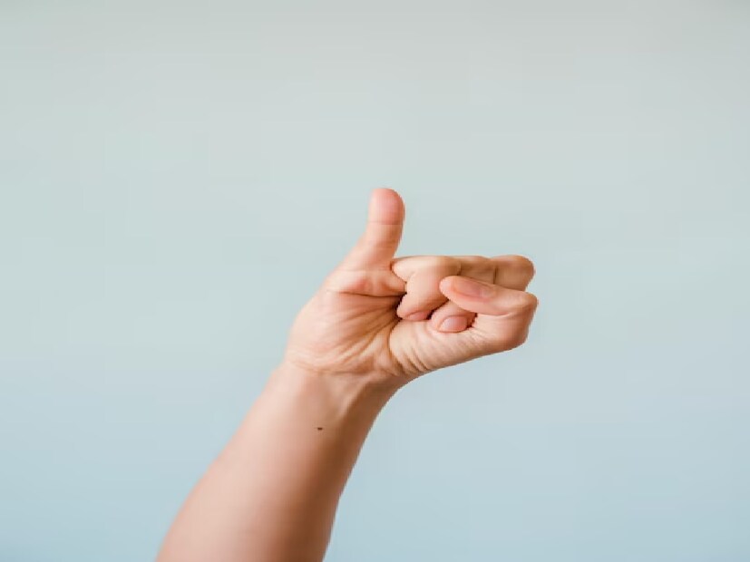 কড়ে আঙুলের (Pinky Finger) দৈর্ঘ্যও মানুষের আচরণ, সিদ্ধান্ত গ্রহণের দক্ষতা এবং ঝুঁকি নেওয়ার প্রবণতা প্রকাশ করে জানেন? শুনতে অবাক লাগলেও প্রচলিত বিশ্বাস তাই-ই বলছে। কার ব্যক্তিত্ব কেমন, কে কেমন মানুশ---জেনে নিতে পারবেন তাঁর কড়ে আঙুল দেখেই। শিখে নিন এই প্রতিবেদনে। 