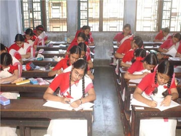 মাধ্যমিকের তৃতীয় দিন নির্বিঘ্নেই, কলকাতা-সহ জেলায় ফোন ব্যবহার করে ধরা পড়ল ১৩ জন