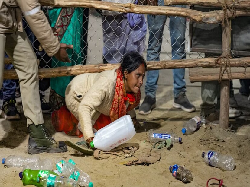 অবশেষে উত্তর প্রদেশ সরকার মহাকুম্ভে পদপৃষ্ট এবং মৃত্যুর ঘটনা স্বীকার করে নিল। মহাকুম্ভর ডিজি বৈভব কুমার সরকারিভাবে জানিয়ে দিলেন, গতকাল রাতে কুম্ভস্নান করতে গিয়ে পদপিষ্ট হয়ে মৃত্যু হয়েছে ৩০ জনের। জখম হয়েছেন ৯০ জন।