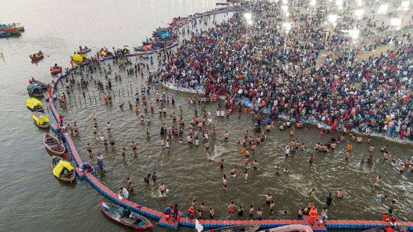 ধানোয়া দেবী জানিয়েছেন, ১৯৯৮ সালে পাটনায় গিয়েছিলেন গঙ্গাসাগর। তার পর থেকে আর বাড়ি ফেরেননি। তাঁর কথায়, ‘‘আমার স্বামীর গবাদি পশুর ব্যবসা ছিল। এক দিন সকালে হঠাৎ নিখোঁজ হয়ে যান। ২৬ বছর ধরে অনেক খুঁজেছি,অপেক্ষায় থাকতাম। এ'বছর এক আত্মীয় কুম্ভমেলায় এসেছিলেন। তিনি এক ব্যক্তির ছবি তুলে পাঠান। সাধুর বেশে ওই ব্যক্তিকে দেখেই চিনতে পারি। আমার হারিয়ে যাওয়া স্বামী।'' তার পরই দুই পুত্রকে নিয়ে প্রয়াগরাজে হাজির হয়েছেন ধানোয়া। 