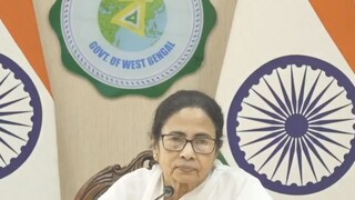 
‘একই স্যালাইনে তো অন্য জায়গায় কিছু হয়নি’! স‍্যালাইন নয়, ডাক্তারদেরই কাঠগড়ায় তুললেন মমতা