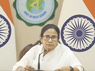 
‘একই স্যালাইনে তো অন্য জায়গায় কিছু হয়নি’! স‍্যালাইন নয়, ডাক্তারদেরই কাঠগড়ায় তুললেন মমতা