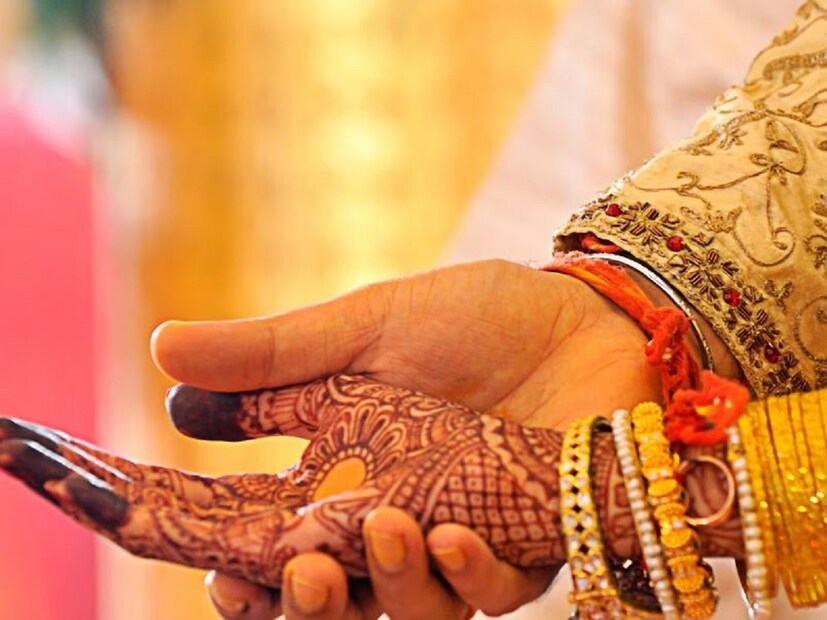 বিষয়টি জানার পর বাবা সঙ্গে সঙ্গে থানায় গিয়ে অভিযোগ দায়ের করেন এবং মেয়ের প্রেমিককে দ্রুত গ্রেফতার করার জন্য পুলিশের কাছে অনুরোধ করেন। ঘটনাটি বাইপাস রোড ট্রান্সপোর্ট নগরের।  