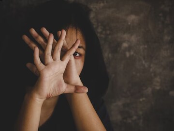 স্ত্রী বাড়ি না থাকলে মেয়ের সঙ্গে 'লজ্জাজনক' এই কাজ বাবার...তারপর যা হল, ভয়ঙ্কর! স্ত্রী বাড়ি না থাকলে মেয়ের সঙ্গে 'লজ্জাজনক' এই কাজ বাবার...তারপর যা হল, ভয়ঙ্কর!