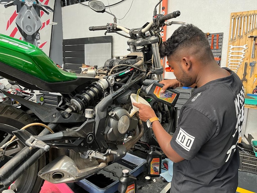 Mobil oil change, oil change mileage, engine oil change, Mobil oil recommendations, car maintenance, when to change oil, oil change interval, engine care, motor oil, oil change schedule, how often to change Mobil oil, vehicle oil maintenance, Mobil oil lifespan, মোবিল তেল পরিবর্তন, তেল পরিবর্তনের মাইলেজ, ইঞ্জিন তেল পরিবর্তন, মোবিল তেলের পরামর্শ, গাড়ি রক্ষণাবেক্ষণ, কখন তেল পরিবর্তন করবেন, তেল পরিবর্তনের সময়সূচী, ইঞ্জিন যত্ন, মোটর তেল, মোবিল তেল পরিবর্তন, গাড়ির তেল রক্ষণাবেক্ষণ, মোবিল তেলের আয়ু