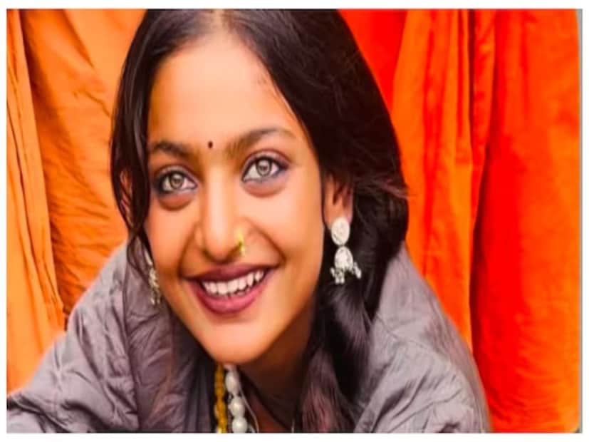 মহাকুম্ভ মেলায় ভাইরাল হওয়া মেয়ে মোনালিসা এখনও শিরোনামে। তাঁকে নিয়ে চর্চার শেষ নেই। প্রায় প্রতিদিনই নতুন নতুন তথ্য উঠে আসছে মোনালিসার জীবন নিয়ে। মোনালিসার বাড়ি থেকে তাঁর পরিবার, সবকিছু নিয়েই নেটিজেনদের কৌতূহলের শেষ নেই।