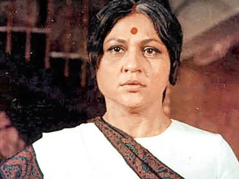 বলিউডে এমন অনেক অভিনেত্রী ছিলেন যিনি নায়ক বা নায়িকার মায়ের ভূমিকায় অভিনয় করে বিখ্যাত হয়েছিলেন। রীমা লাগু থেকে শুরু করে অঞ্জনা মুমতাজ, রাখি গুলজার, কিরণ খের, ইন্ডাস্ট্রিতে এমন অনেক অভিনেত্রী রয়েছেন, যাঁদের পর্দায় মায়ের মমতা ফুটিয়ে সকলের চোখে জল এনে দিয়েছেন। এই সেই অভিনেত্রীদের মধ্যে যিনি সবথেকে এগিয়ে থাকবেন তিনি নিরূপা রায়।চলচ্চিত্রে তিনি যত দুঃখের চরিত্রে অভিনয় করেছেন, বাস্তব জীবনেও তার জীবন একই রকম ছিল।