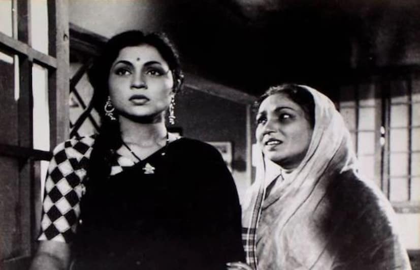 সিনেমার দুঃখী মা, যেন বাস্তবে চিরদুঃখ নিয়ে জগৎ থেকে বিদায় নেন৷ রিল ও রিয়েলে তাঁর চোখে জল পড়েছে৷ 
