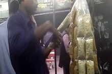 ট্রেনে-বাসে খিদে মেটাতে ৫-১০ টাকার সল্টেড বাদাম কিনে খান? জানেন ওগুলো কী আসলে?