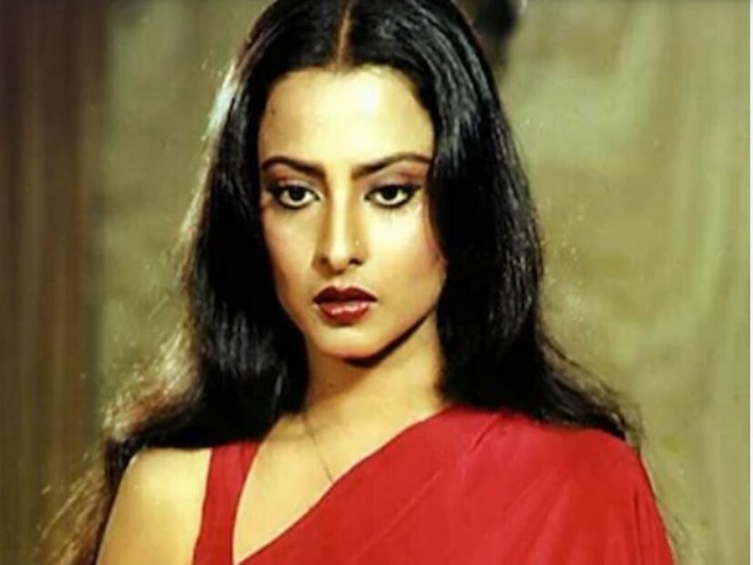 সেটাই ছিল রেখার প্রথম ছবি, তিনি তখন ১৫ বছরের নাবালিকা, স্বাভাবিকভাবেই ভয়ে কেঁপে উঠেছিলেন। রীতিমত ট্রমায় চলে গিয়েছিলেন। সবার সামনেই সেটের মধ্যে কেঁদে ফেলেছিলেন।