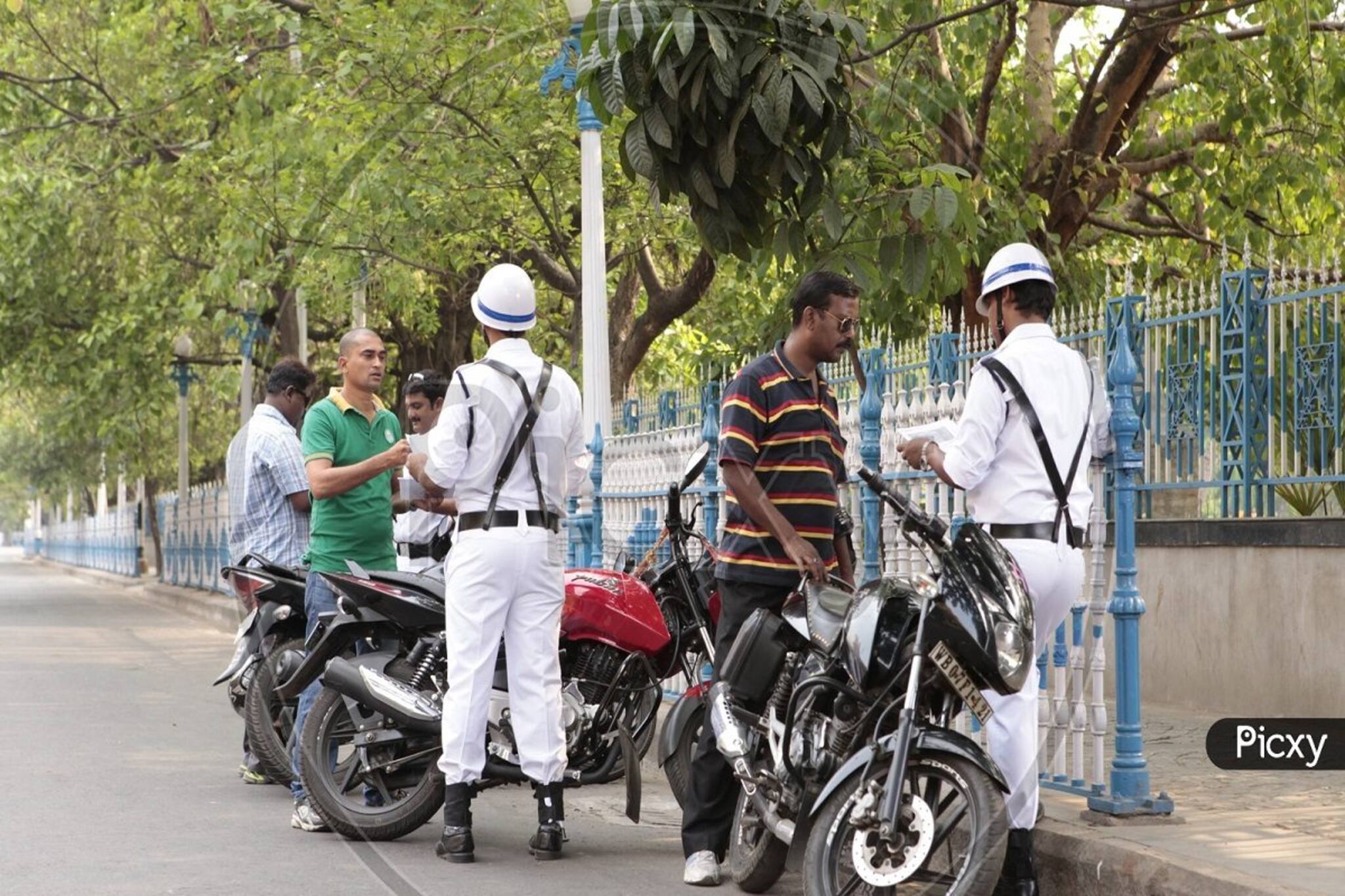 ফোনে গাড়ির জন্য জরিমানার মেসেজ আসে? ভাল করে খোঁজ নিন, নাহলে...যা ঘটছে, শুনে আঁত