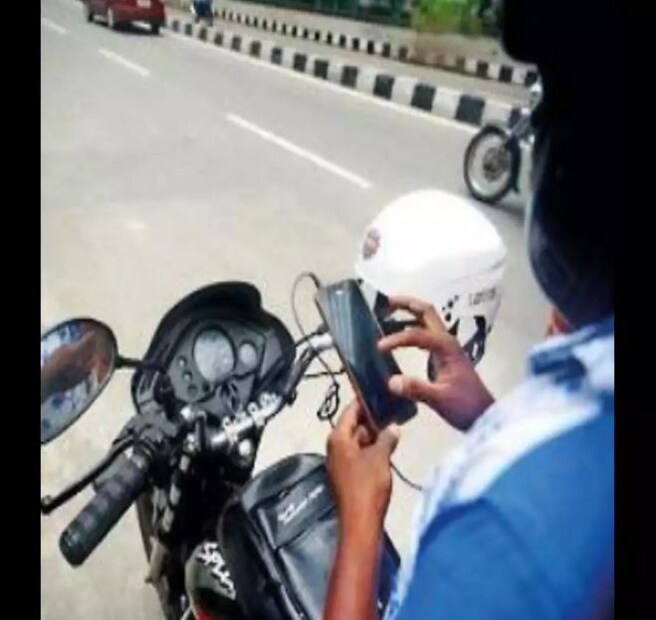 ২০১৮ সালে শহরে বাইক ট্যাক্সি পরিষেবা শুরু হয়েছিল। তখন বলা হয়েছিল ৭৫০টি পারমিট দেওয়া হবে। এর মধ্যে ওলার জন্য ৫০০টি, উবারের জন্য ২০০টি এবং অন্যান্য সংস্থাগুলির জন্য ৫০টি পারমিট অনুমোদিত হয়েছিল। সে সময় শর্ত দেওয়া হয়েছিল যে পারমিট পাওয়ার ৬ মাসের মধ্যে বাইক ট্যাক্সিকে সিএনজিতে রূপান্তর করতে হবে, কিন্তু পরে এই পরিকল্পনা ভেস্তে যায়। 