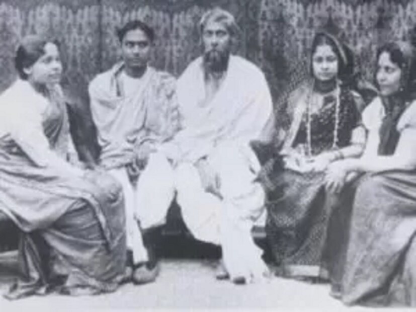 এই গোটা পর্বে মৃতদের সঙ্গে যোগাযোগে রবীন্দ্রনাথকে মিডিয়াম হিসেবে সাহায্য করেছিলেন উমা গুপ্ত নামে পঁচিশ বছর বয়সী এক তরুণী। বলে রাখা দরকার, উমার সাহায্য নেওয়ার অনেক আগে থেকেই রবীন্দ্রনাথ পরলোকচর্চা করেছেন, প্ল্যানচেটও করেছেন। কিন্তু মিডিয়ামের সাহায্য নিলেন এই প্রথম। 