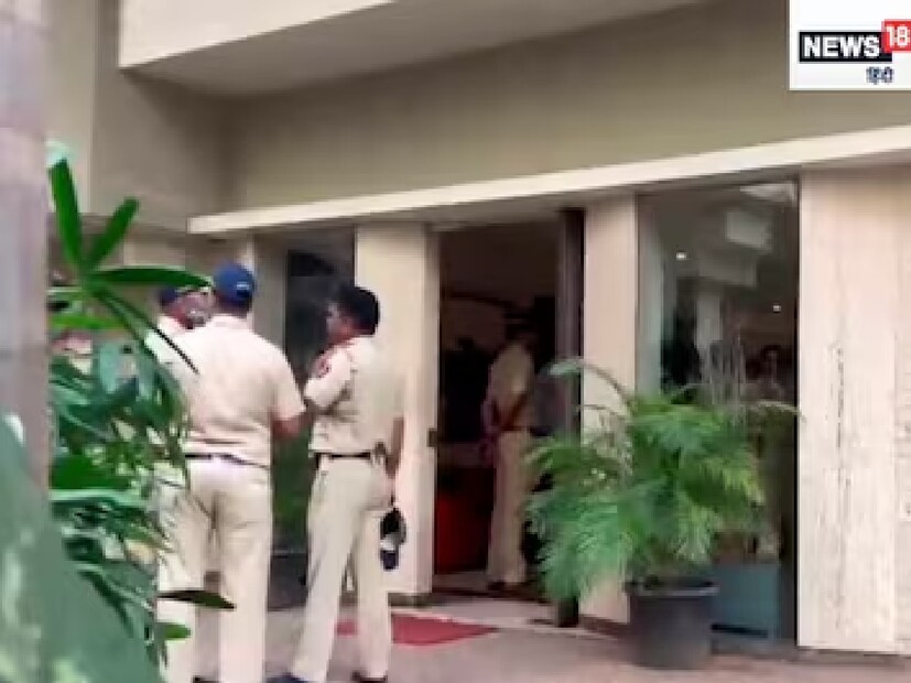 মুম্বই পুলিশ এখনও সন্দেহভাজন ব্যক্তিকে আটক করতে পারেনি এবং সইফ আলি খানের হামলাকারীকে ধরার জন্য তল্লাশি অভিযান চলছে। বৃহস্পতিবার ভোরে বলিউড অভিনেতা সইফ আলি খান ছয়বার ছুরিকাঘাতে আহত হন, যা একটি চুরির চেষ্টার সময় ঘটে। অভিনেতা হামলাকারী এবং তার বাড়ির এক পরিচারকের মধ্যে গোলমাল শুনে ঘটনাস্থলে যান। এরপর তাঁর সঙ্গে হামলাকারীর ধস্তাধস্তি হয় এবং তিনি একটি ধারালো বস্তু দ্বারা আহত হন।   