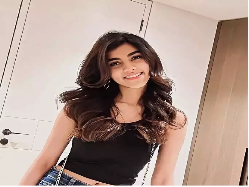 অন্যদিকে, সানা গাঙ্গুলি কলকাতার লরেটো হাউস স্কুল থেকে স্কুলের পড়াশোনা শেষ করেন। এরপর তিনি লন্ডনের ইউনিভার্সিটি কলেজ লন্ডন (UCL) থেকে ইকোনমিক্সে ডিগ্রি অর্জন করেন। ইউসিএলে পড়াশোনার সময় তিনি বিভিন্ন স্থানে ইন্টার্নশিপও করেছেন। 