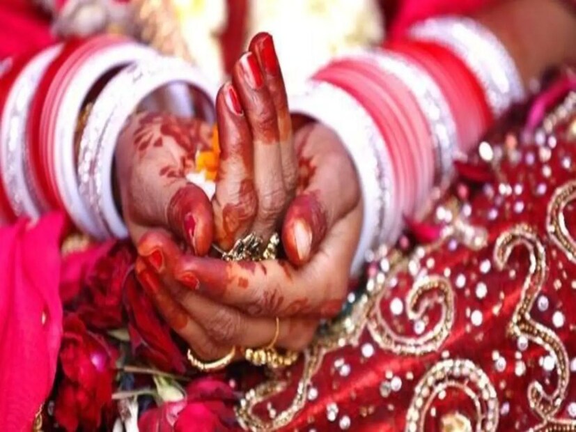 বিয়ের নানা মুহূর্ত বারবারই সোশ্যাল মিডিয়াতে ভাইরাল হয়। কখনও সেই সব ছবি দেখলে মুখে হাসি চওড়া হয়, কখনও তা এমনই বিষাদমধুর হয় যে চোখে জল চলে আসে তাঁদেরও যাঁদের ওই দৃশ্য দেখার সুযোগ হয়।
