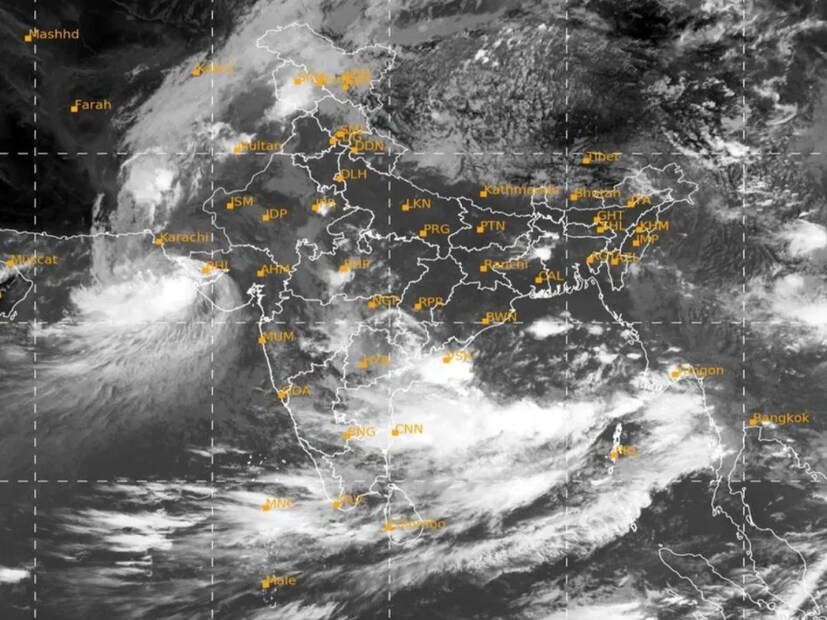 বিক্ষিপ্ত ভাবে বৃষ্টি হতে পারে দক্ষিণের সব জেলাগুলিতে। কলকাতা, হাওড়া, হুগলি, উত্তর ২৪ পরগনা, দক্ষিণ ২৪ পরগনা, পূর্ব মেদিনীপুর, পশ্চিম মেদিনীপুর, ঝাড়গ্রাম, পুরুলিয়া, বাঁকুড়া, পূর্ব বর্ধমান, পশ্চিম বর্ধমান, বীরভূম, মুর্শিদাবাদ এবং নদিয়া জেলায় হালকা থেকে মাঝারি বৃষ্টি হতে পারে।সঙ্গে বইতে পারে ৩০-৪০কিমি বেগে ঝোড়ো হওয়া। ভারী বৃষ্টির হলুদ সতর্কতা জারি করা হয়েছে দক্ষিণের জেলাগুলিতে।