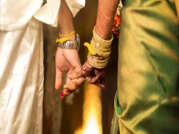ঠাকুরমশাই চুপ...! বিয়ের মণ্ডপে এমন 'কাণ্ড' শুরু করলেন বর, মুহূর্তে লজ্জায় লাল কনে!