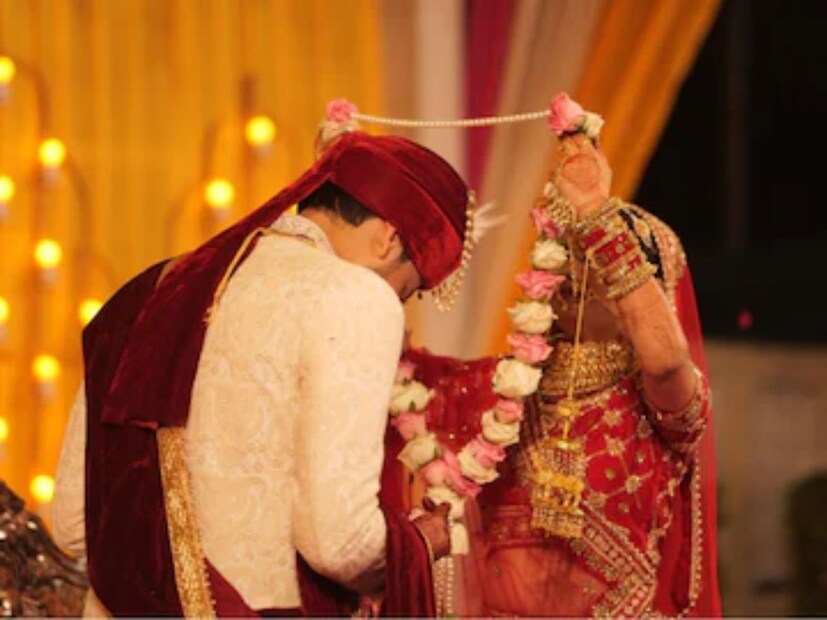 বর বাবাজি সাফ জানান তিনি এই বিয়ে করতে পারবেন না। &quot;আমি এ বিয়ে করব না, কারণ পাত্রী পাল্টে দেওয়া হয়েছে।&quot; তার কথা শুনে বিয়ের মণ্ডপের পরিবেশ মুহূর্তের মধ্যে বিগড়ে যায় এবং সবাই হতবাক হয়ে যান।